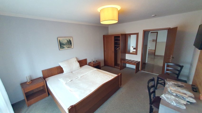 Restaurant mit Gästezimmer und großer Pächterwohnung