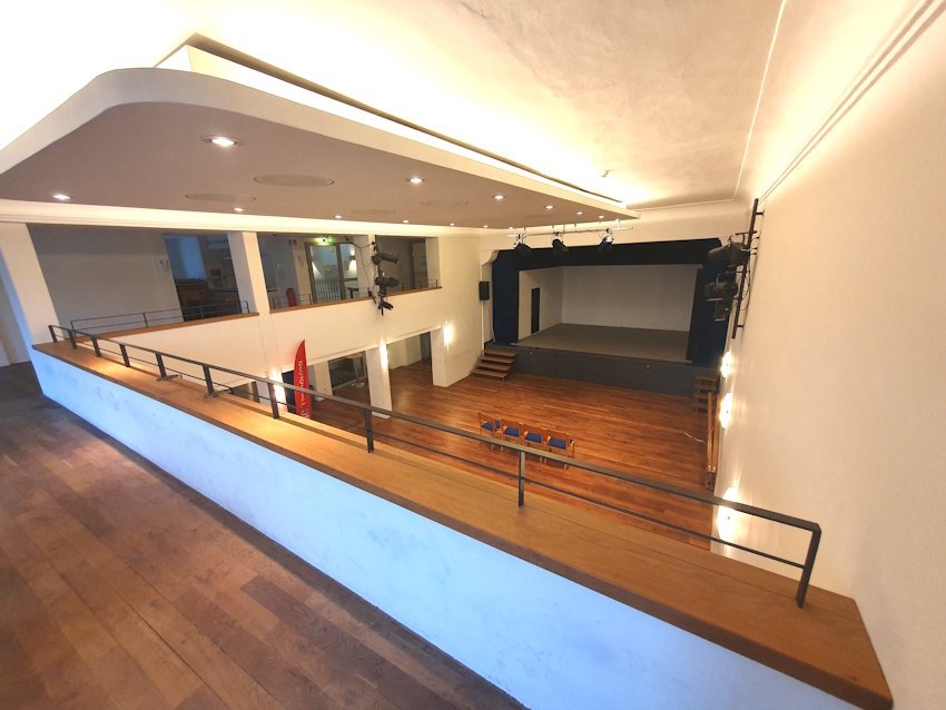 Saal groß Blick vom Balkon2 Saal groß Blick vom Balkon2