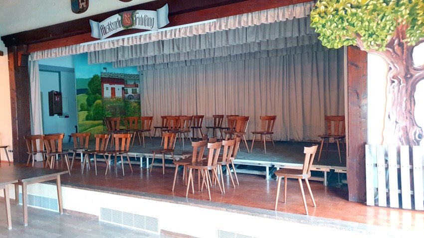 Gastronomie Pachtangebot mit Gästezimmer Saal Bühne1